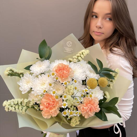 Букет "Босиком по Сен-Тропе" из яркого диантуса, белой кустовой хризантемы, статицы и краспедии