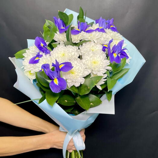 Букет из ирисов, кустовой хризантемы,рускуса