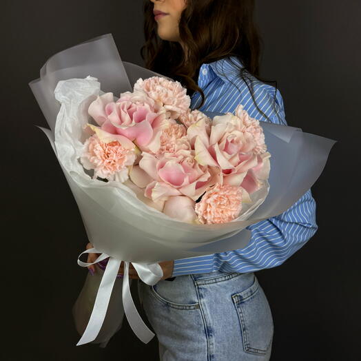 Розовый букет из диантусов и роз