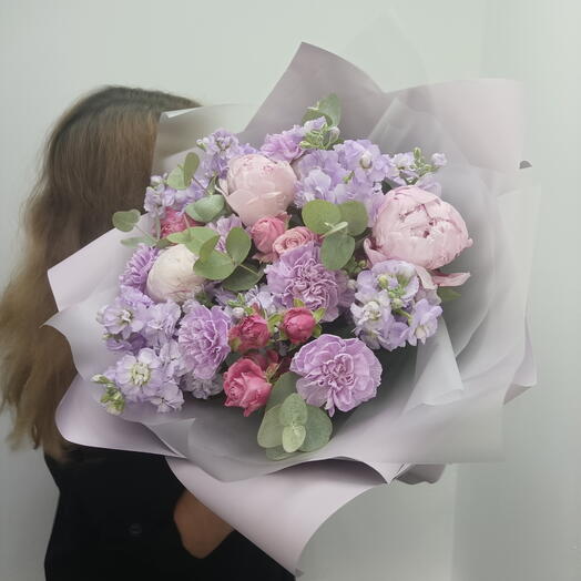 Букет пион, диантус, роза пионовидная кустовая, маттиола, эвкалипт