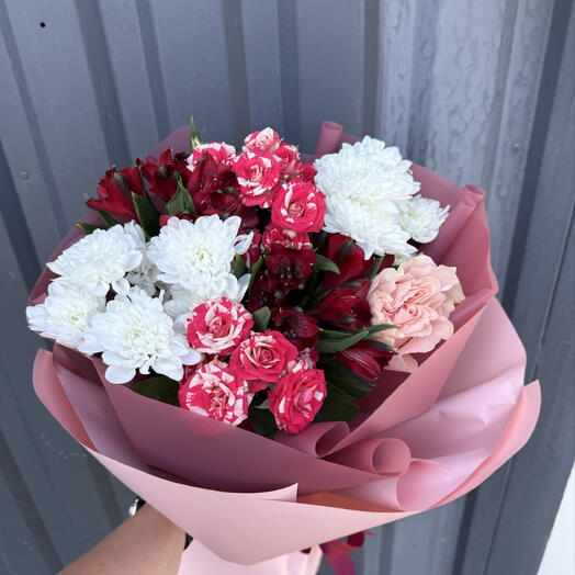 Букет с кустовой файер, хризантемы и альстромерия🌸