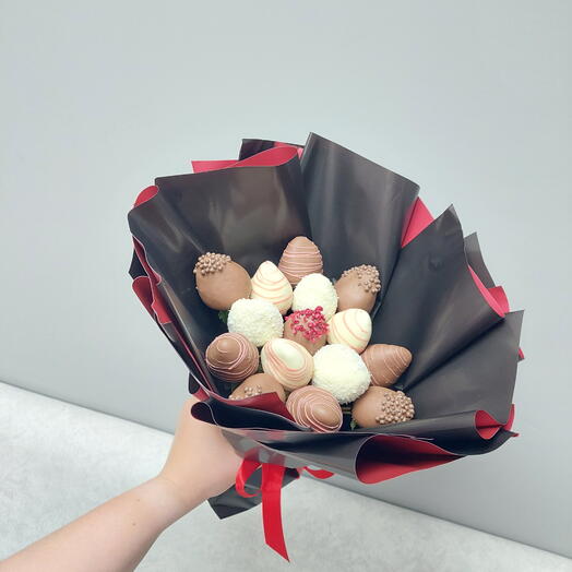Букет из 🍓 в черном