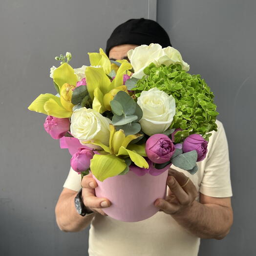Яркая композиция с орхидеями, зеленой гортензией и розами 💝