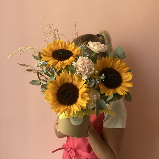 🌼 Солнечная композиция с подсолнухами и оксипеталумом