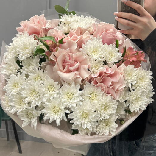 Стойкий букет из кустовой хризантемы, розы Пинк Мондиаль