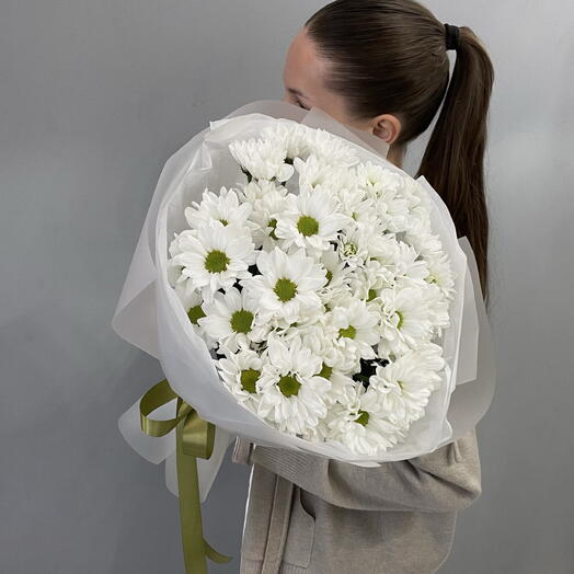 Пышный стойкий букет «Оливковый сад» из белоснежной кустовой хризантемы