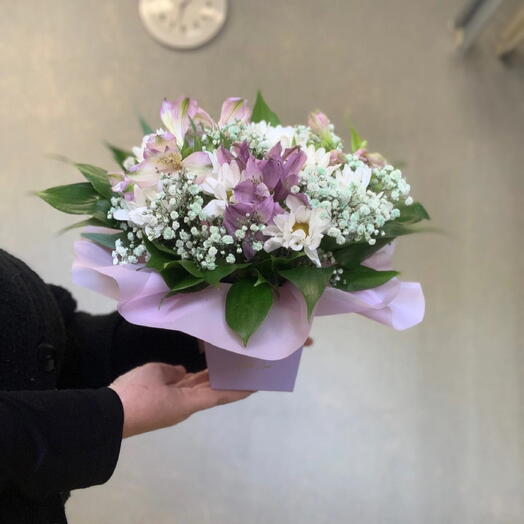 Сиреневая композиция с ромашками