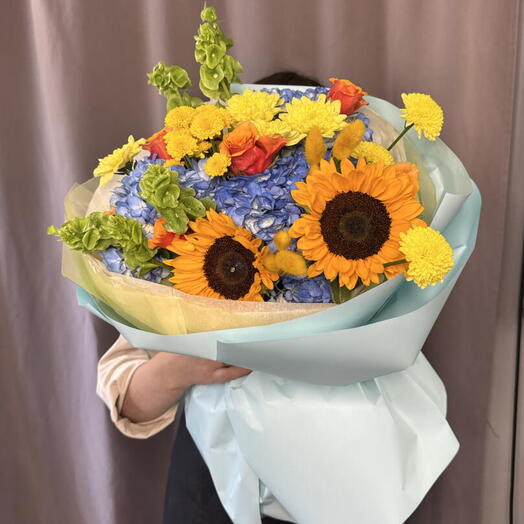 Яркий дофаминовый букет  с подсолнухами и голубой  гортензией