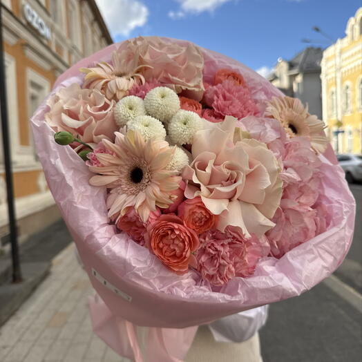 Нежный букет со стойкой герберой, ажурной французской розой, пышной кустовой пионовидной розой