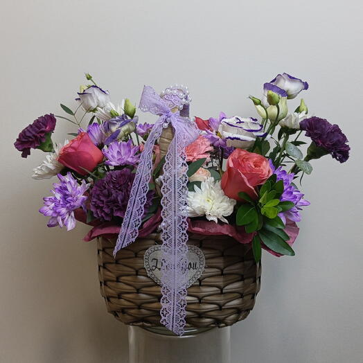 Композиция из эустомы, роз и кружевных диантусов в корзиночке 💜