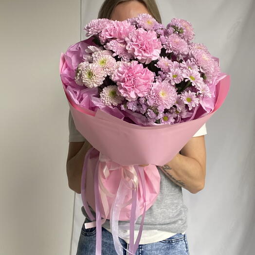 Нежно-розовый букет из диантусов и необычных хризантем💜
