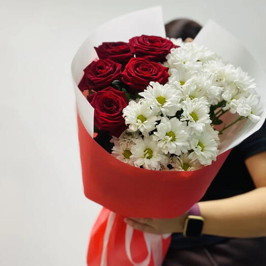 Красные розы и хризантемы ромашки💐