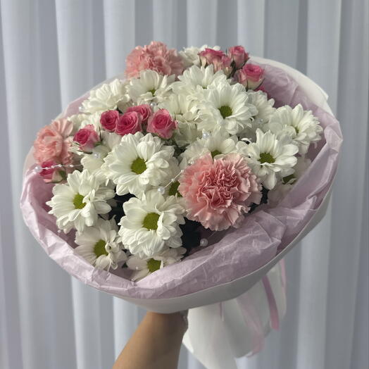 Нежный букет из ромашек, роз и диантусов
