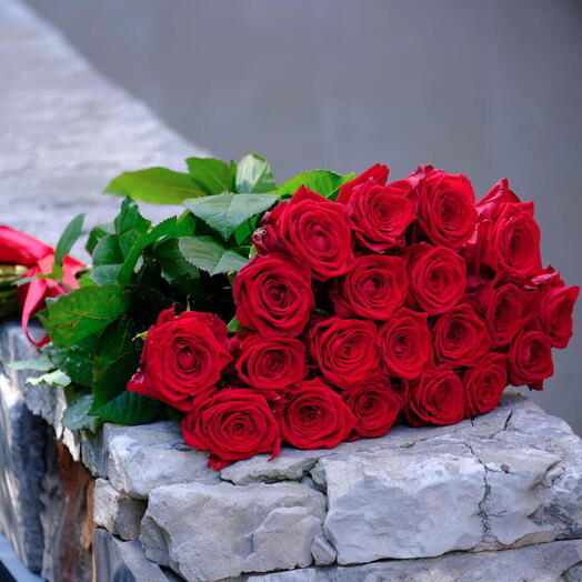 Букет из 21 красной розы "Ред Наоми"