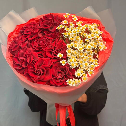 Букет (XL) : с матрикарией и красными розами 🌹