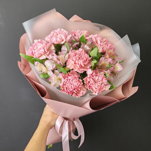 Стойкий букет из диантусов  и альстромерии