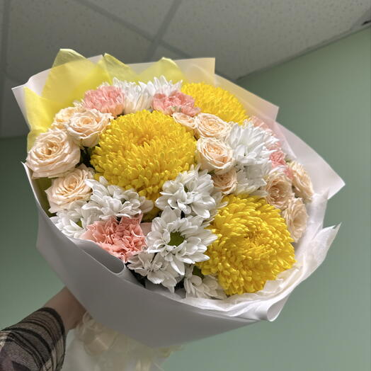Букет с кустовыми розами и одноголовыми хризантемами💛