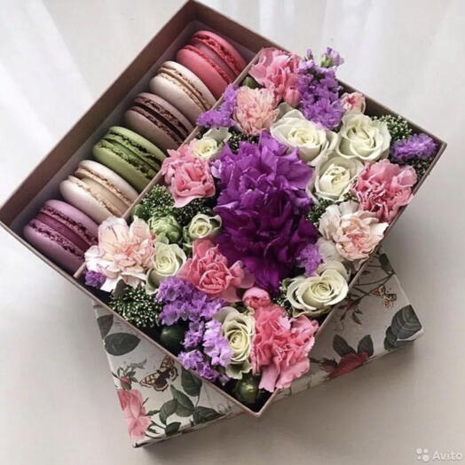 Коробка с макаронцами цветами
Блистательная