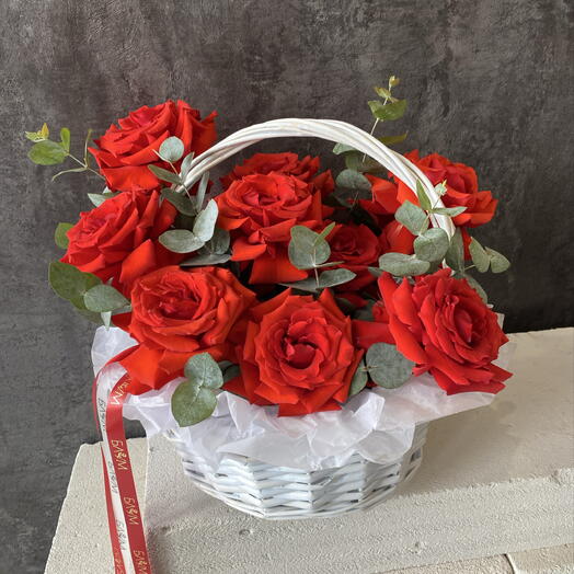 Корзинка с французскими розами Нина