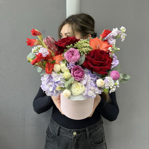 Яркая композиция в шляпной коробке с гладиолусами и красными розами 💝