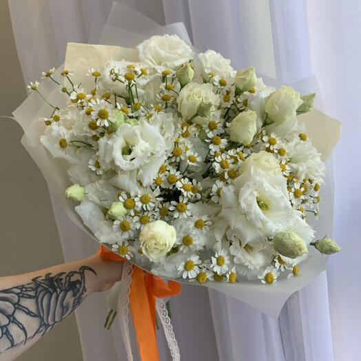 Готовый букет с эустомой и матрикарией