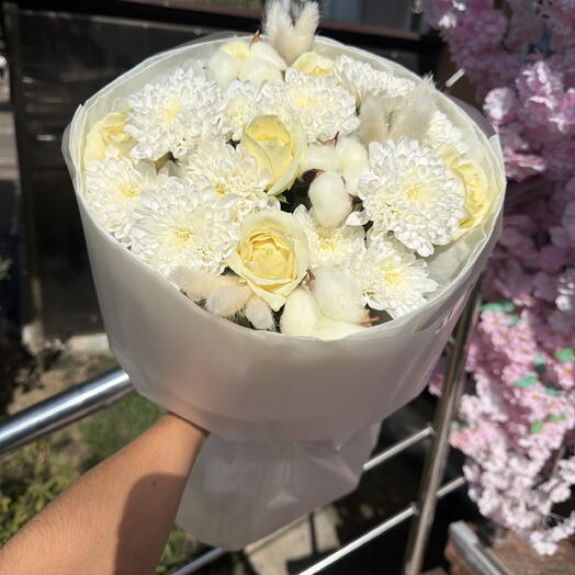 Нежный букет из кустовых хризантем,розы и хлопка