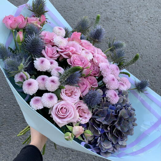 Сборный букет с гортензий и кустовой розой 💜
