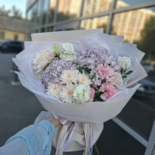 Нежный букет с гортензиями и эустомами