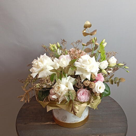 Французские розы в шляпной коробке