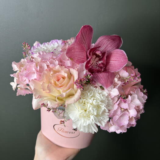 Композиция в коробке из гортензии,Цимбидиума,георгина,розы «Джумелия» и диантуса