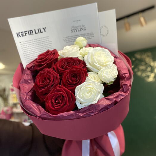 Букет красных и белых роз