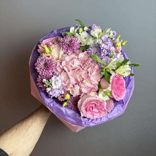 Круглый букет, гортензия, Роза, маттиола, альстромерия и хризантема