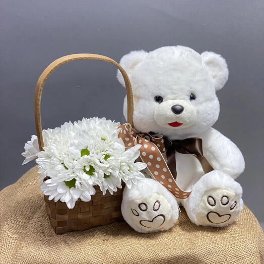 Композиция хризантем с игрушкой