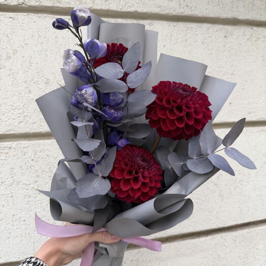 Букет с георгинами, дельфиниумом, эвкалиптом от XOFLOWERS