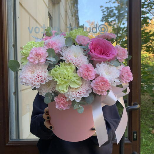 Композиция сборная в шляпной коробке