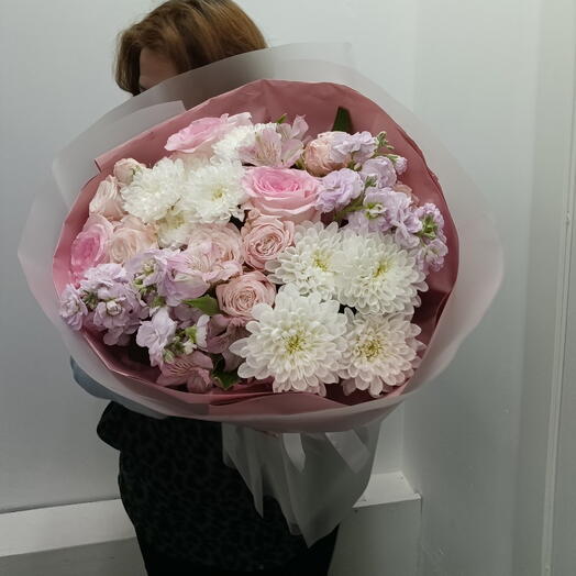 Авторский букет роза, хризантема, роза пионовидная кустовая, маттиола