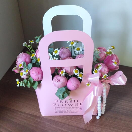 Пион роза, ромашки и эвкалипт в сумочке 👜