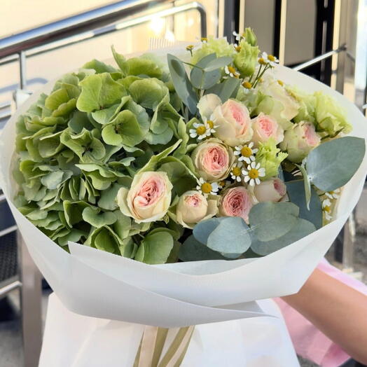 Букет из зелёных гортензий, кустовых роз и ромашек