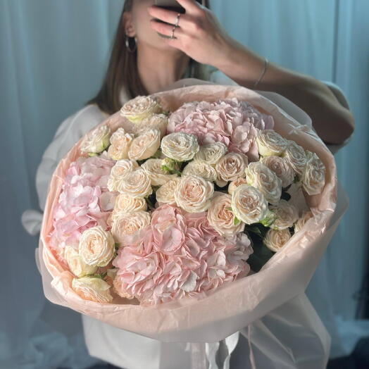 Шикарный букет из пионовидных кустовых роз и гортензий