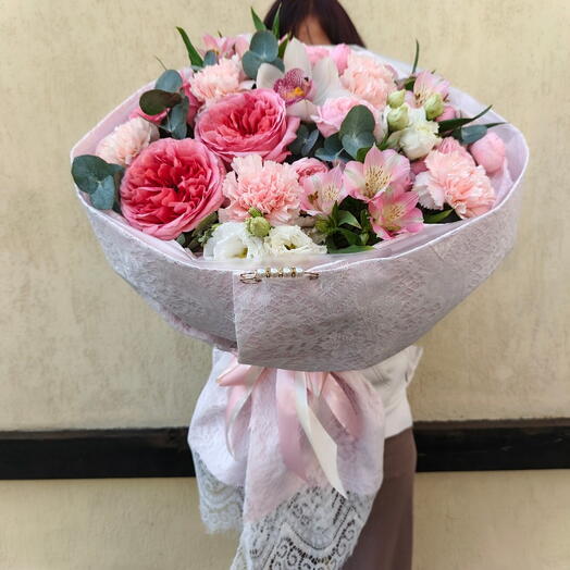 Пионовидные розы в кружеве
