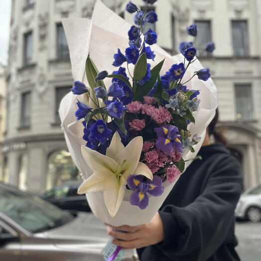 Букет из дельфиниума и ирисов