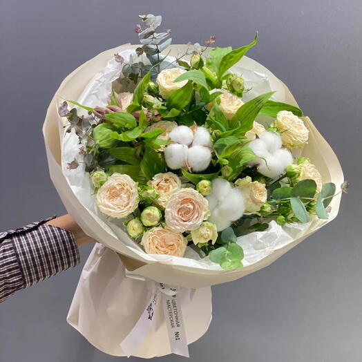 Букет с хлопком, кустовыми розами и альстромерией