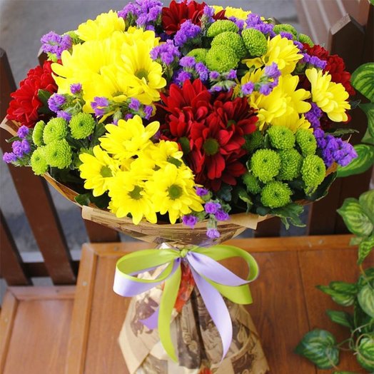 Букет из разноцветных хризантем