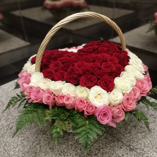 Bouquet of 101 roses in the basket