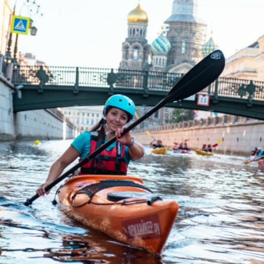 Сплав петербург. Кайяки в СПБ на Неве. На каяках по рекам и каналам Питер. Канал Грибоедова каяки. Прогулка на каяке в Питере.