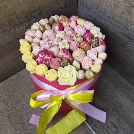 Съедобный букет шоколадные цветы розы и клубника в шоколаде