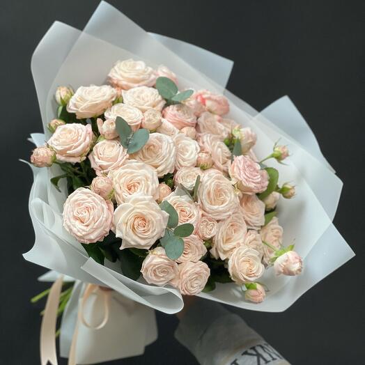 Bouquet of peony-shaped bush roses