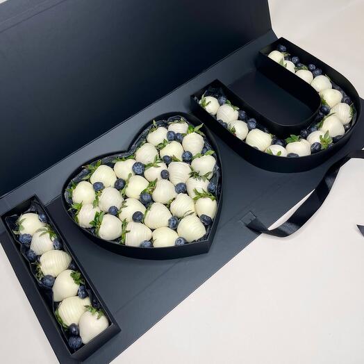 Клубника в шоколаде в черной коробке «I love U»