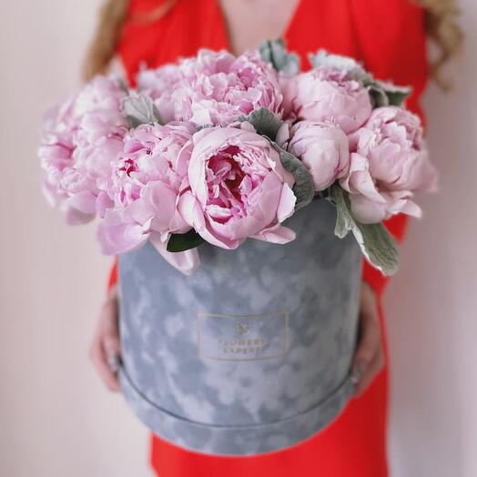 Шляпная коробка с 25 пионами "SOFT PINK"