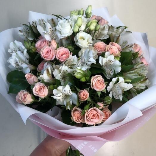 Ramo de rosas y alstroemeria